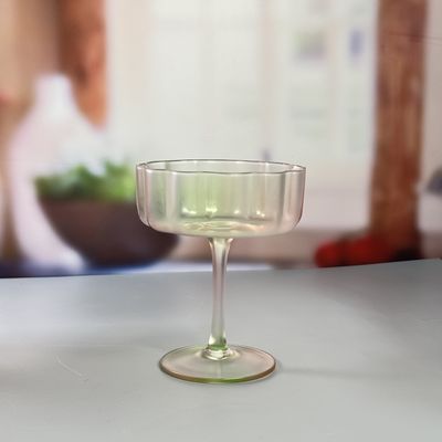 ποιότητας 190 ml Martini Glass Προσαρμοσμένο Ρευσμένο Χρώμα Τριχρώματος Σκηνοθετημένο Παγωμένο Κουπέ Κατάλληλο για Σερβίρση Κοκτέιλ και Εμφάνιση Μπαρ εργοστάσιο