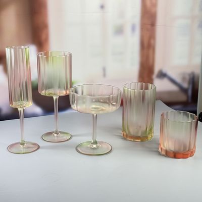 ποιότητας 190 ml Martini Glass Προσαρμοσμένο Ρευσμένο Χρώμα Τριχρώματος Σκηνοθετημένο Παγωμένο Κουπέ Κατάλληλο για Σερβίρση Κοκτέιλ και Εμφάνιση Μπαρ εργοστάσιο