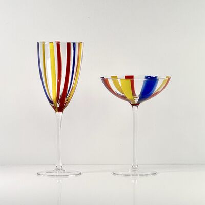 Ποιότητα Hand Blown Art Glass Goblet & Coupe Glass Set, Vibrant Red Yellow Blue Vertical Cane Stripes Murano Style Stemmed Wine & Martini Glasses for Bar, Party & Gift εργοστάσιο