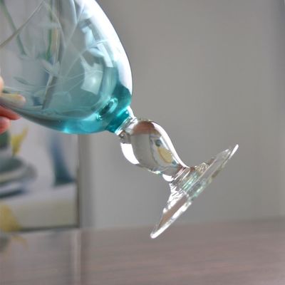 ποιότητας Βιντεοκαλλιτεχνικό στυλ Σκανδιναβικό, με χαραγμένα τουρκουζικά κρυστάλλινα ποτήρια κρασιού, καθαρά ποτήρια. εργοστάσιο