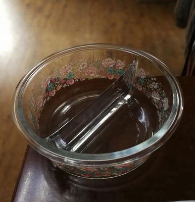 ποιότητας Δύο γλάστρες με μποροσιλικέτα, γυάλινα μπουκάλια, γυάλινα μπολ με καπάκια. εργοστάσιο